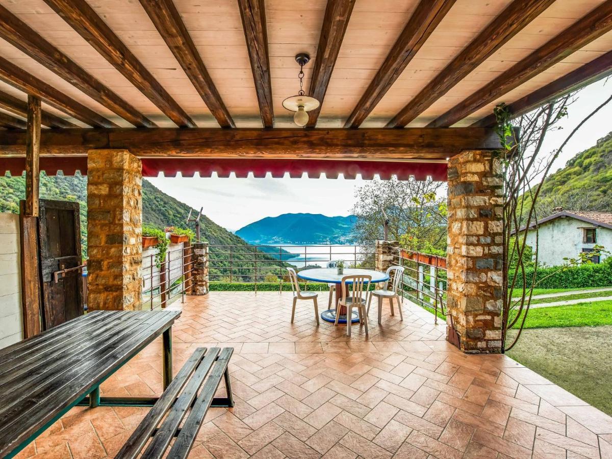 Вилла In A Green And Relaxing Atmosphere With Pool And Stunning Lake View Мароне Экстерьер фото