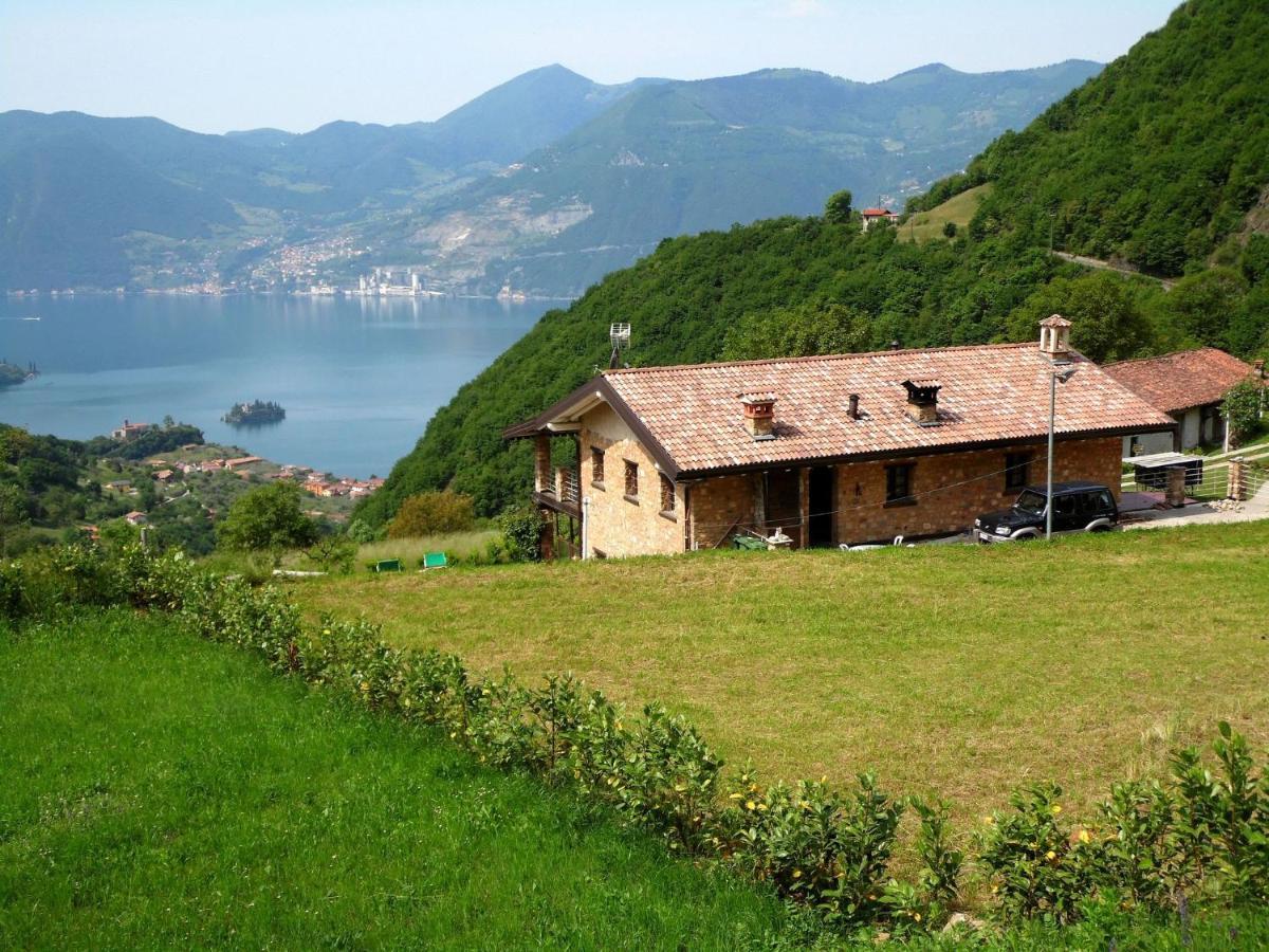 Вилла In A Green And Relaxing Atmosphere With Pool And Stunning Lake View Мароне Экстерьер фото