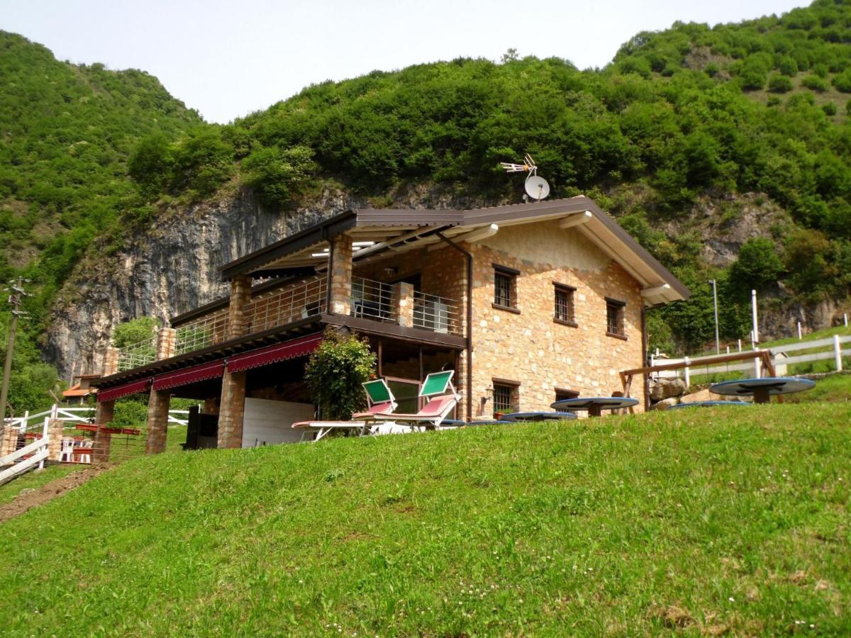 Вилла In A Green And Relaxing Atmosphere With Pool And Stunning Lake View Мароне Экстерьер фото